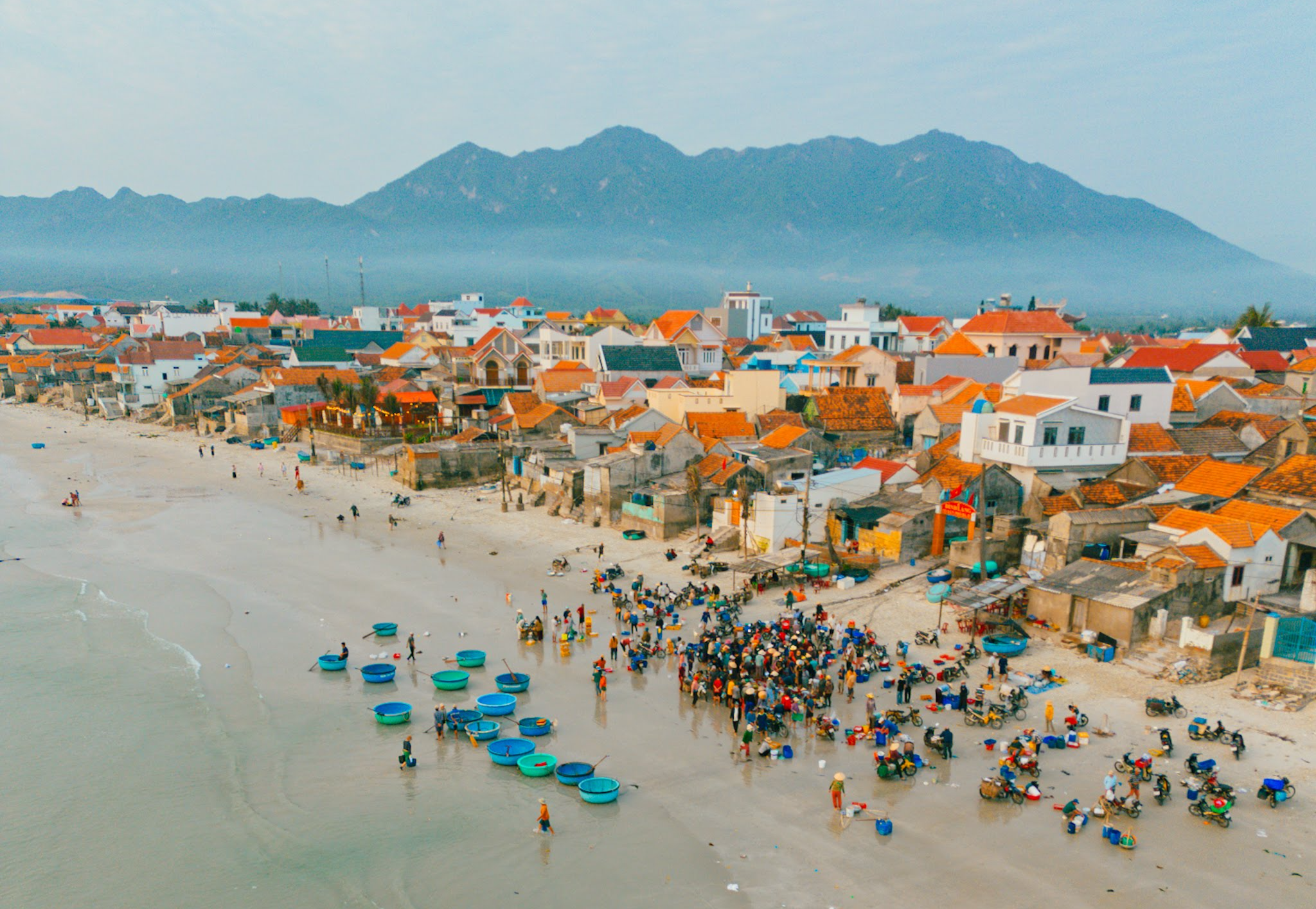 Chờ mực tươi, đúc bánh xèo nóng ngay tại làng chài Ninh Thủy