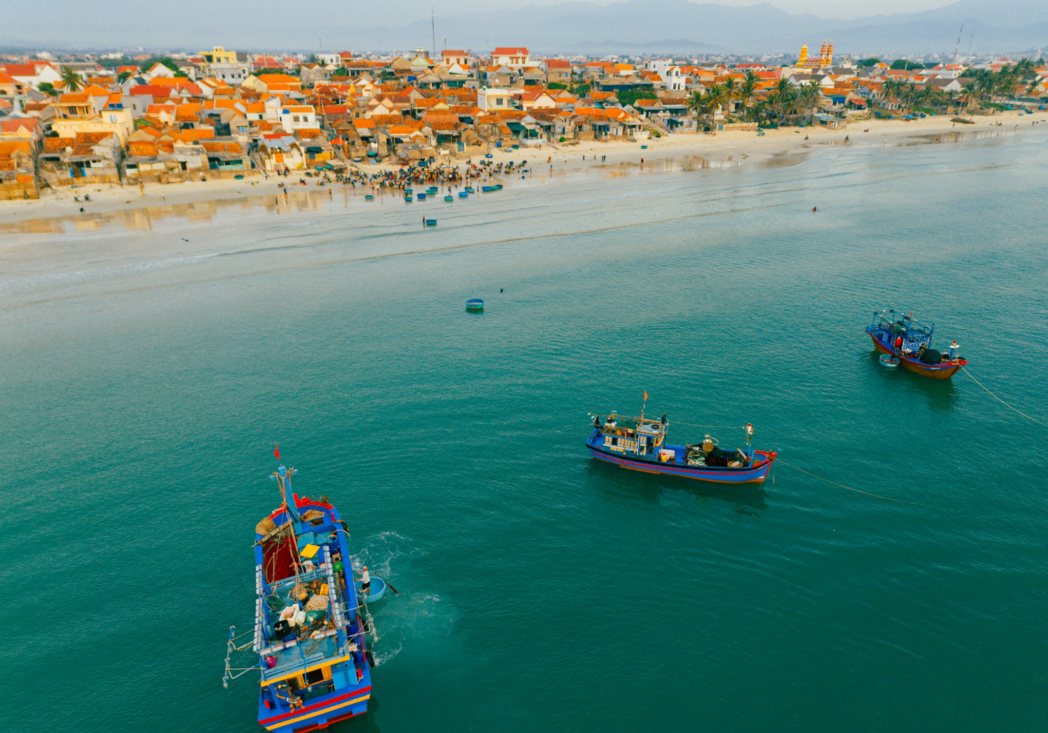 Chờ mực tươi, đúc bánh xèo nóng ngay tại làng chài Ninh Thủy