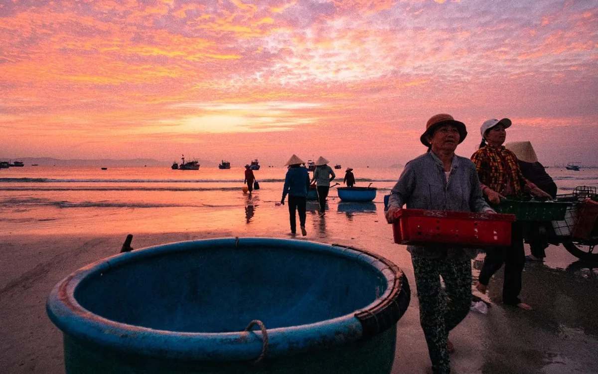 Chờ mực tươi, đúc bánh xèo nóng ngay tại làng chài Ninh Thủy