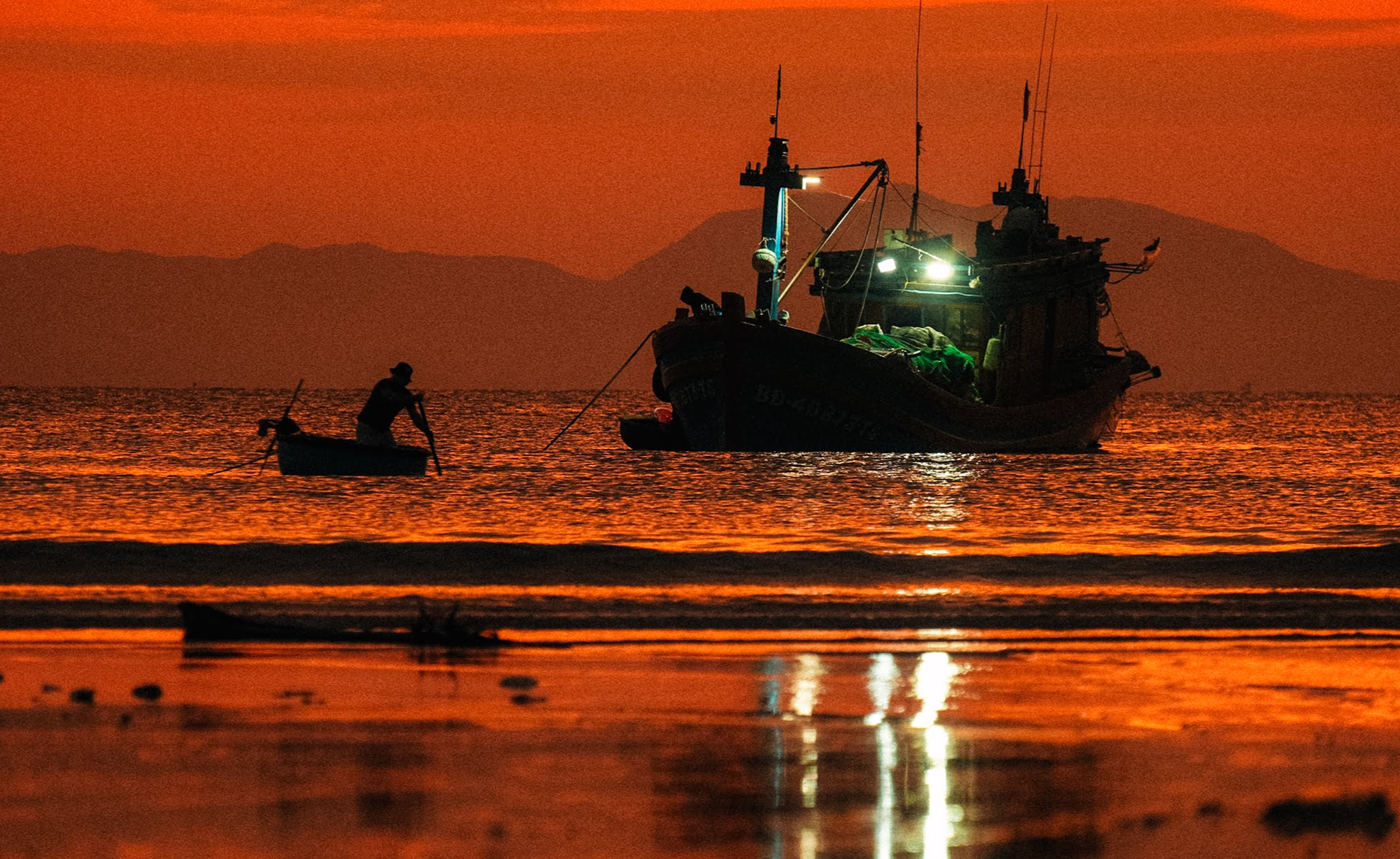 Chờ mực tươi, đúc bánh xèo nóng ngay tại làng chài Ninh Thủy