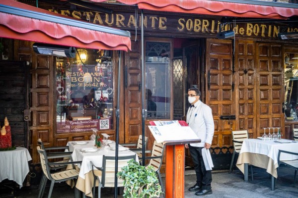 Có gì trong nhà hàng lâu đời nhất trái đất, bếp lò đỏ lửa suốt 300 năm?