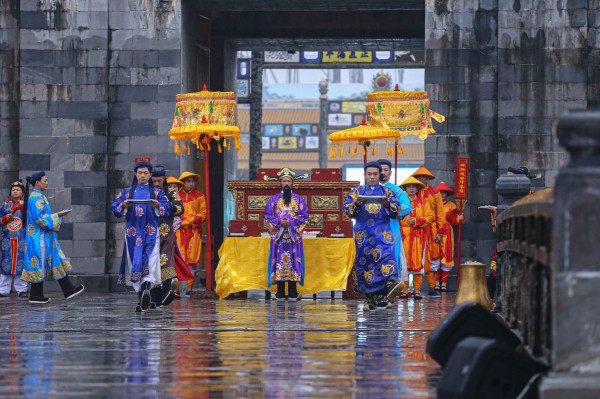 Du khách đội mưa xem tái hiện lễ Ban sóc triều Nguyễn ngày đầu năm