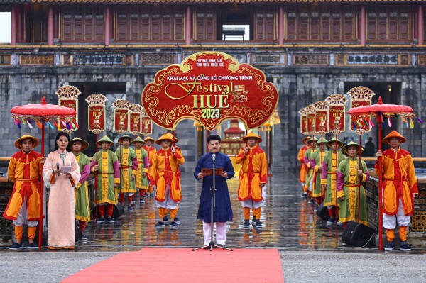 Du khách đội mưa xem tái hiện lễ Ban sóc triều Nguyễn ngày đầu năm