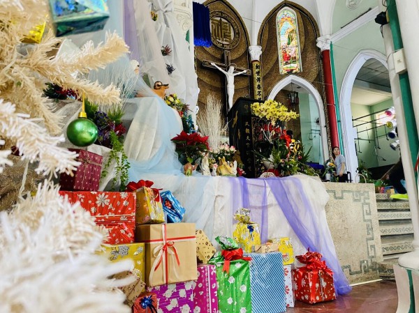 Giáng sinh thăm nhà thờ hơn 120 năm tuổi của người Hoa khu Chợ Lớn