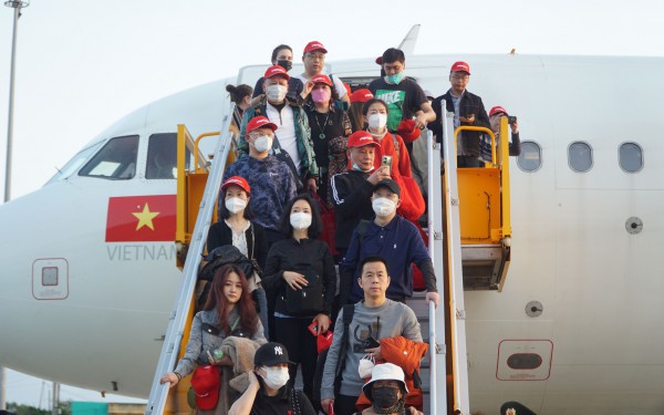 Hàng trăm du khách nước ngoài… ‘mở hàng’ du lịch Việt Nam đầu năm