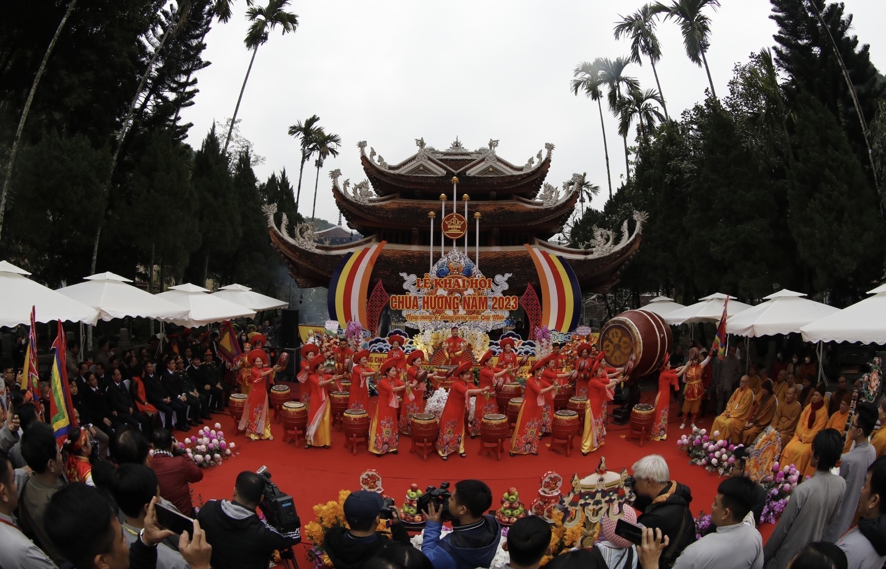 Hàng vạn du khách đến khai hội chùa Hương 2023
