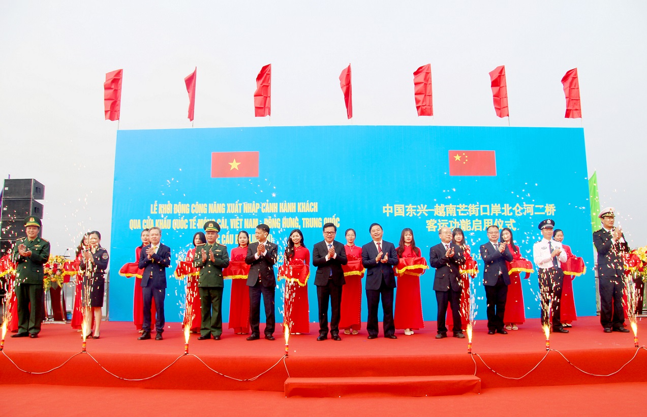 Khách du lịch được xuất nhập cảnh qua khu vực cầu Bắc Luân II Khách du lịch được xuất nhập cảnh qua khu vực cầu Bắc Luân II