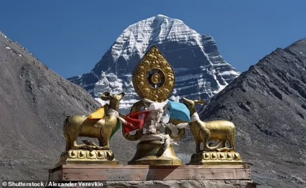 Ngọn núi nổi tiếng ở Tây Tạng nhưng không ai dám leo lên đỉnh vì một lý do