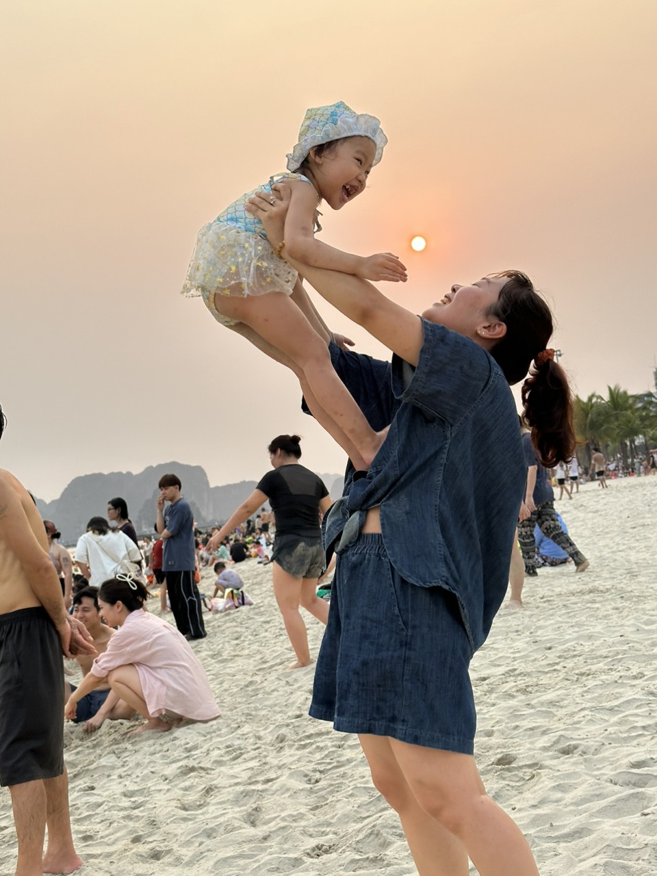 Người dân đổ về các bãi biễn giải nhiệt dịp lễ 30/4 Người dân đổ về các bãi biễn giải nhiệt dịp lễ 30/4