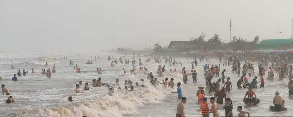 Người dân đổ về các bãi biễn giải nhiệt dịp lễ 30/4 Người dân đổ về các bãi biễn giải nhiệt dịp lễ 30/4