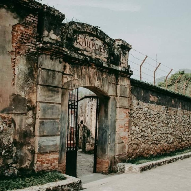 Nhà tù Sơn La thu hút nhiều du khách đến để tìm hiểu và yêu hơn lịch sử dân tộc