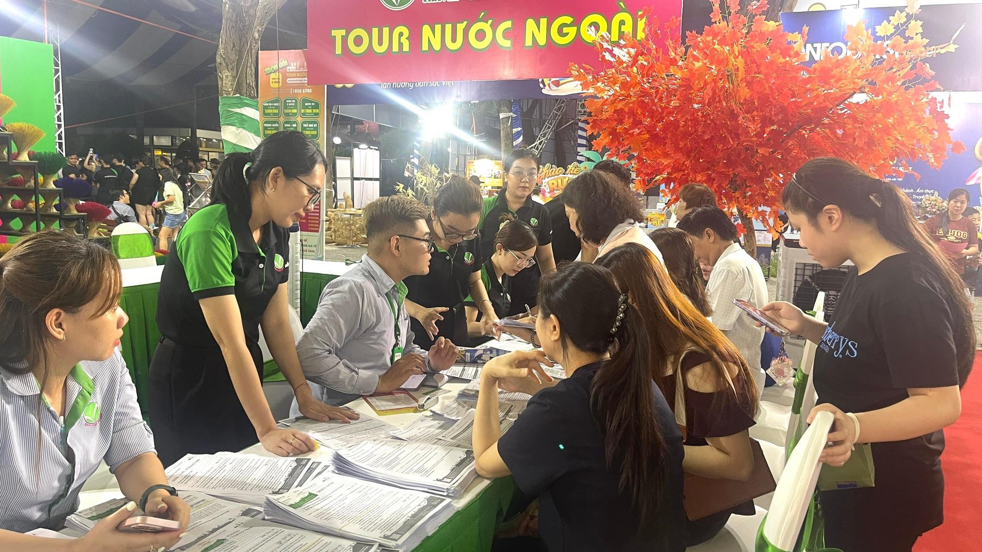 Nhiều khách hàng "chốt deal" ngay tại Ngày hội Du lịch TP Hồ Chí Minh