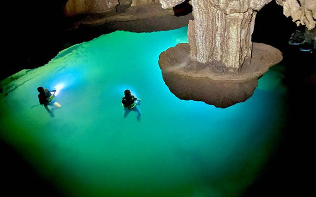 Phát hiện hồ nước bí ẩn ‘treo’ lơ lửng trong hang Thung Phát hiện hồ nước bí ẩn ‘treo’ lơ lửng trong hang Thung
