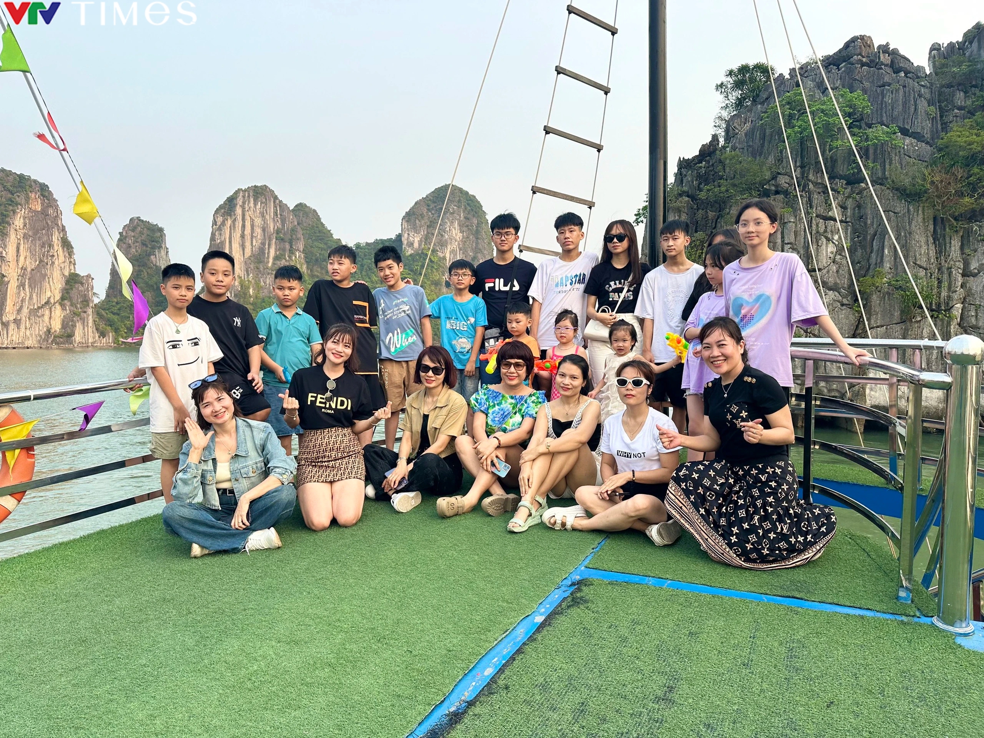 Quảng Ninh đón gần 700.000 lượt khách trong 3 ngày nghỉ lễ Quảng Ninh đón gần 700.000 lượt khách trong 3 ngày nghỉ lễ