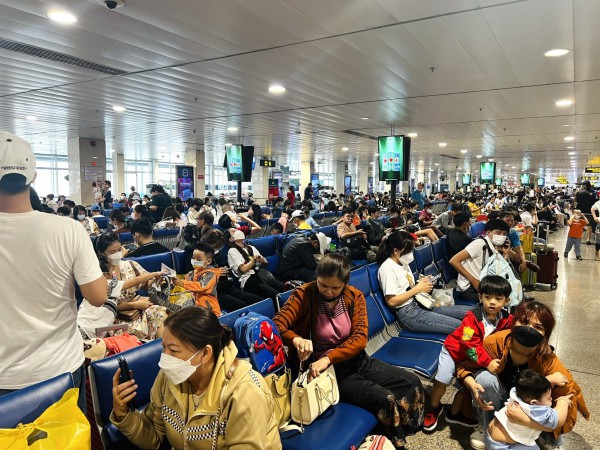 Sân bay Tân Sơn Nhất lại phá đỉnh, đón lượng khách kỷ lục ngày 27 tết