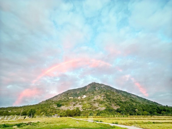 Sau ‘đĩa bay mây’, xuất hiện cầu vồng đơn sắc siêu hiếm tại núi Bà Đen
