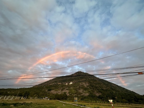 Sau ‘đĩa bay mây’, xuất hiện cầu vồng đơn sắc siêu hiếm tại núi Bà Đen