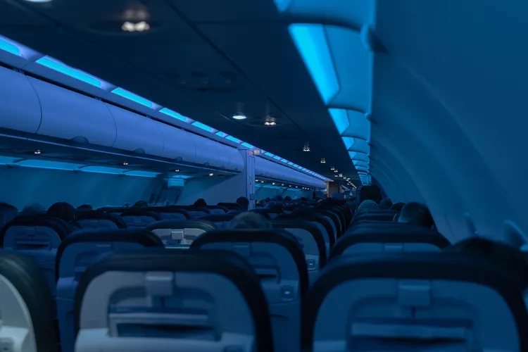 Tại sao đèn trên máy bay lại được giảm độ sáng trong khi hạ cánh và cất cánh?