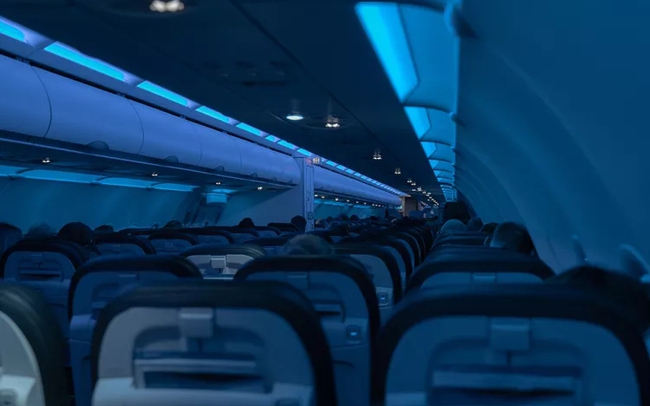 Tại sao đèn trên máy bay lại được giảm độ sáng trong khi hạ cánh và cất cánh?