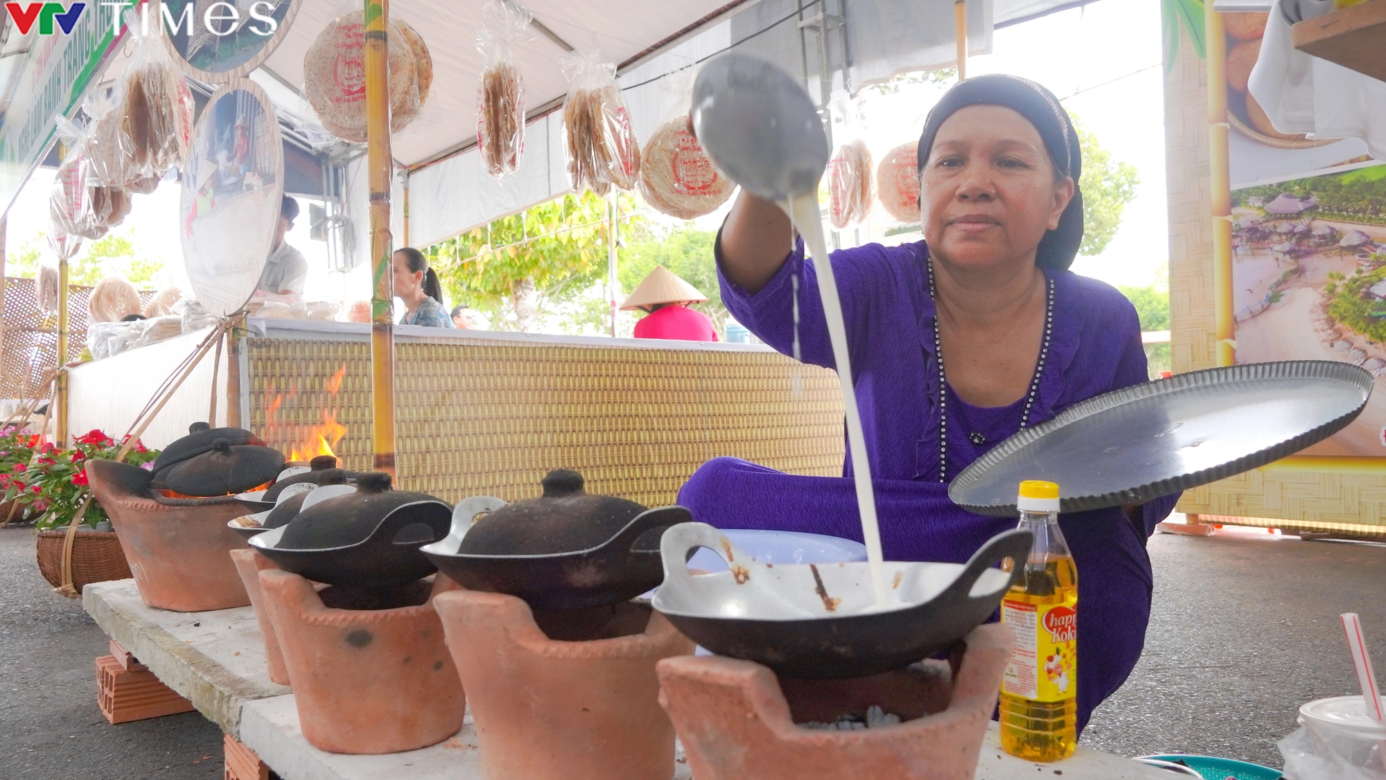 Tấp nập du khách trước giờ Khai hội Bánh dân gian Nam Bộ ở Cần Thơ