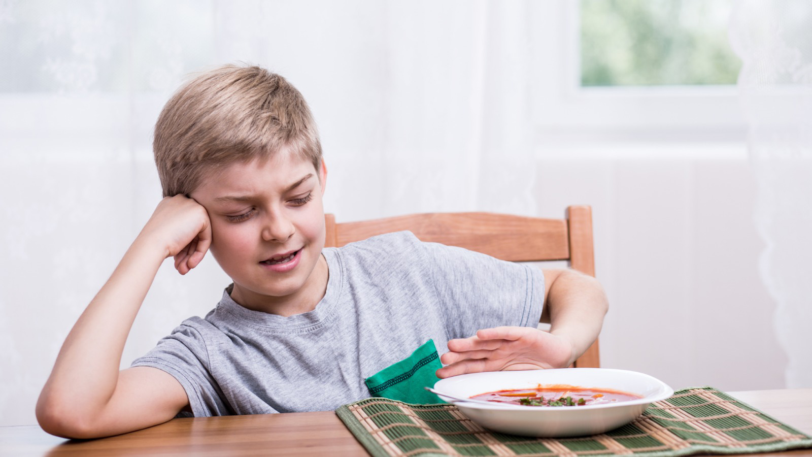 Thay đổi tông màu của bát đĩa có thể cải thiện tình trạng kén ăn của trẻ