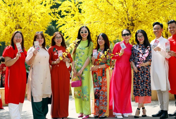 Thiếu nữ thướt tha áo dài xuống phố ông đồ ngày giáp tết