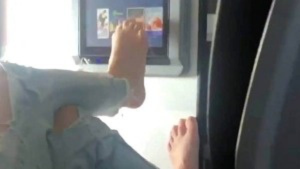 Tranh cãi về việc nên hay không nên đi chân trần trên máy bay