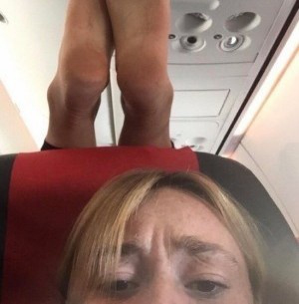 Tranh cãi về việc nên hay không nên đi chân trần trên máy bay