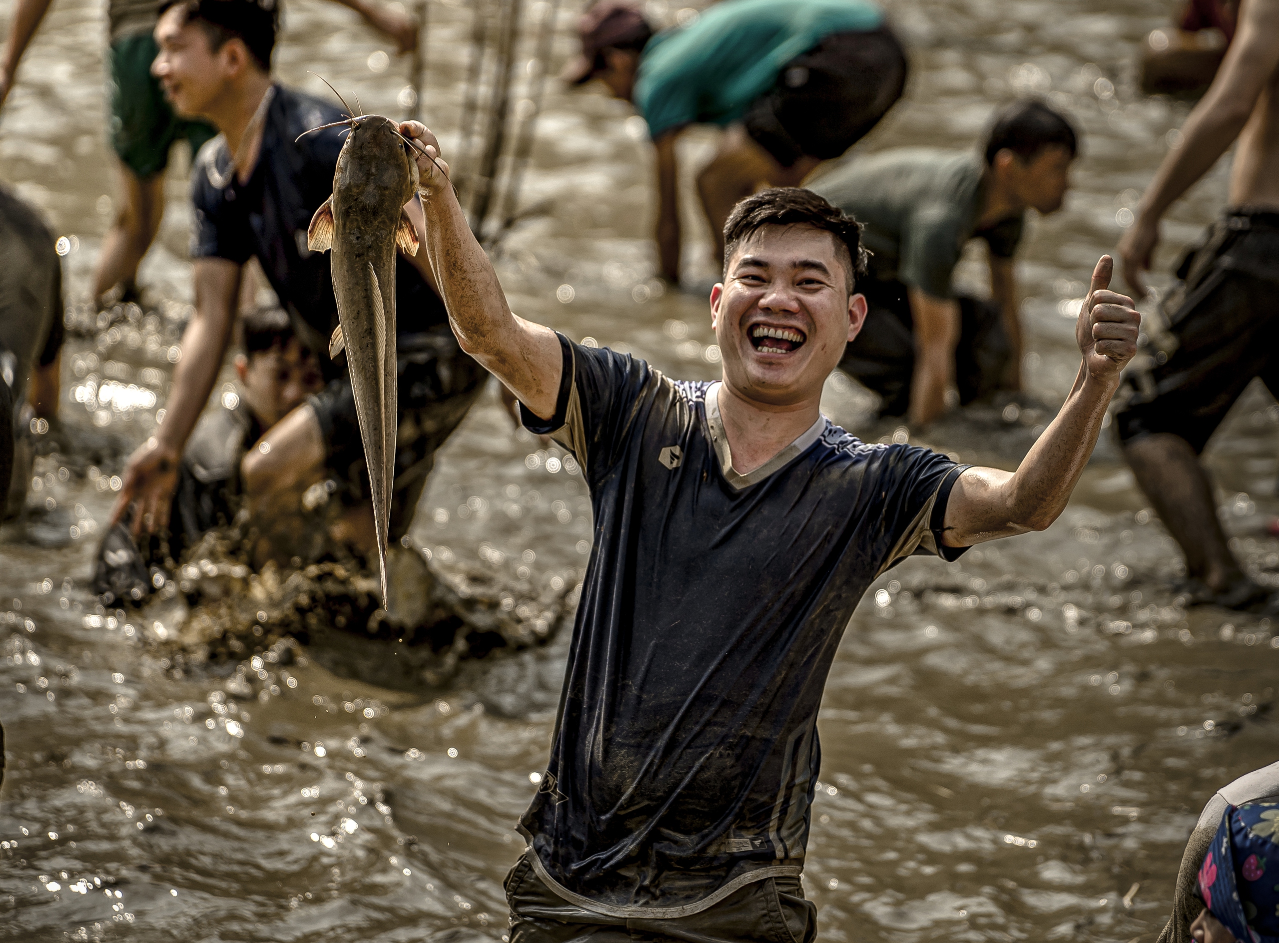 Độc đáo Lễ hội bắt cá bằng tay không mừng năm mới ở Tuyên Quang