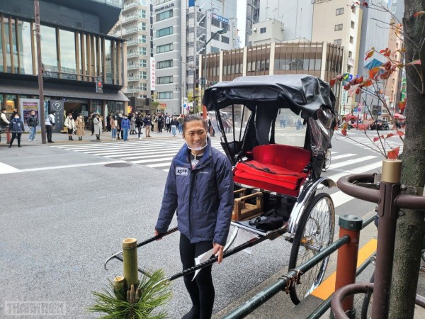 ‘Đội quân’ trai đẹp kéo xe chở du khách ở ngôi đền cổ xưa nhất Tokyo