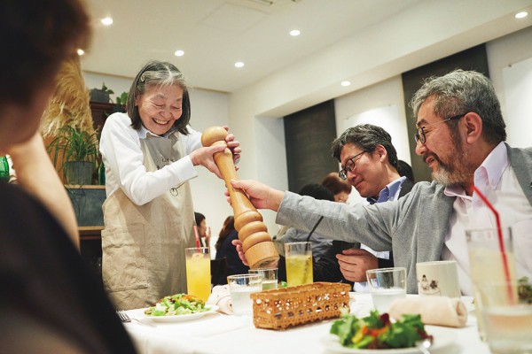 Nhà hàng Nhật Bản đông khách vì lý do kỳ lạ: chẳng mấy khi nhân viên phục vụ món ăn đúng yêu cầu