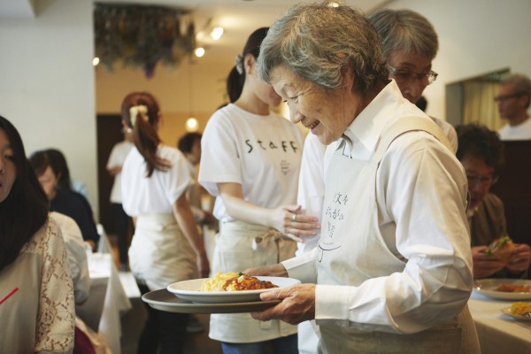 Nhà hàng Nhật Bản đông khách vì lý do kỳ lạ: chẳng mấy khi nhân viên phục vụ món ăn đúng yêu cầu