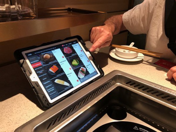 Từ thẻ rung, mã QR đến menu điện tử: Công nghệ nào sẽ định hình tương lai của ngành nhà hàng?
