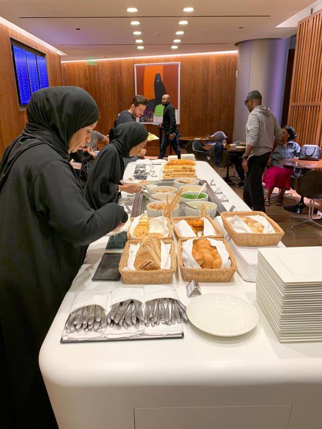  Tại phòng chờ hạng thương gia, hành khách được thưởng thức buffet miễn phí.