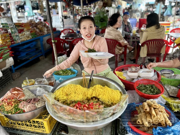 50.000 đồng 'ăn hàng' xả láng ở chợ Huế