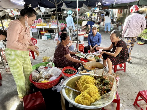 50.000 đồng 'ăn hàng' xả láng ở chợ Huế