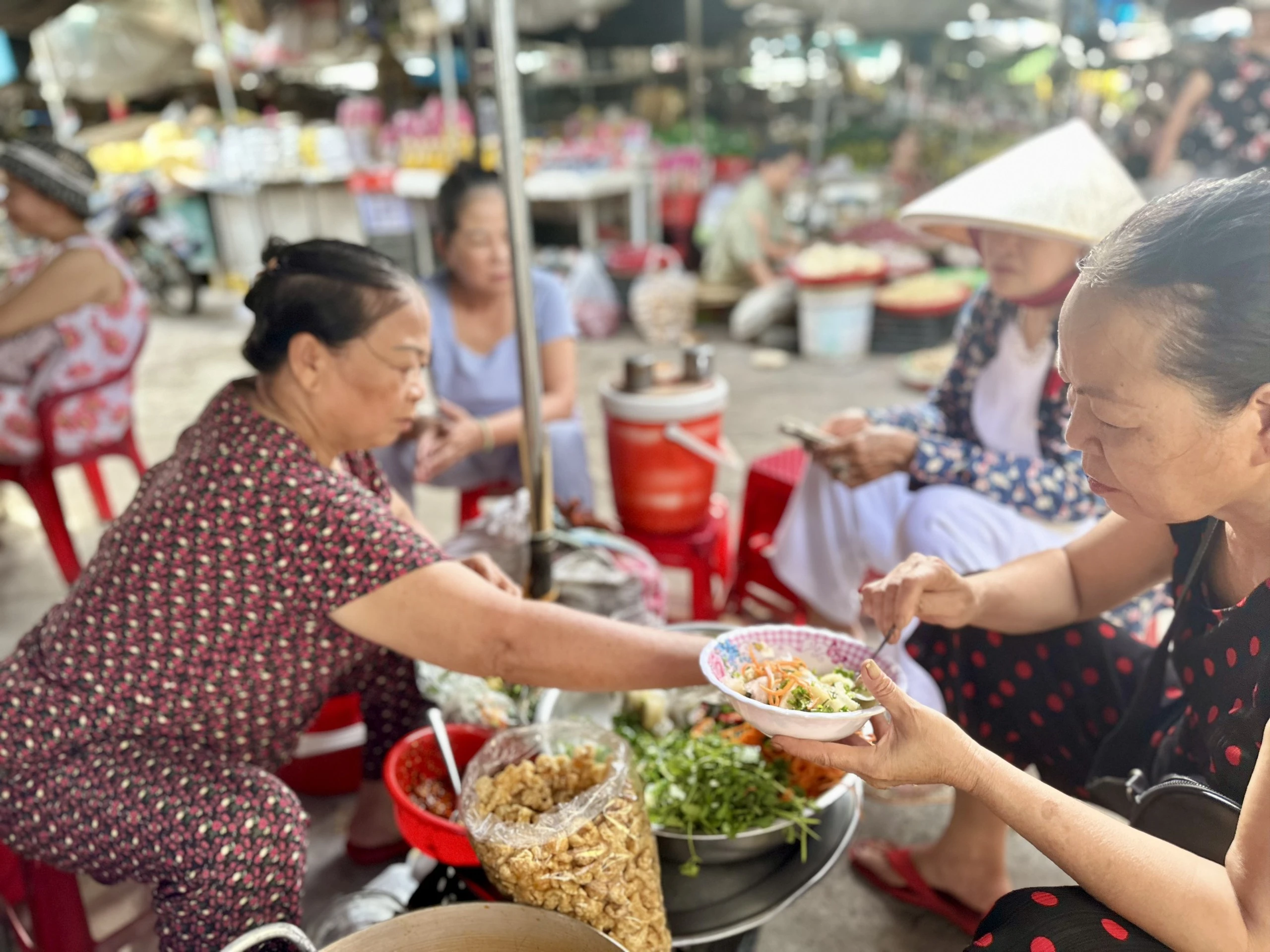 50.000 đồng 'ăn hàng' xả láng ở chợ Huế