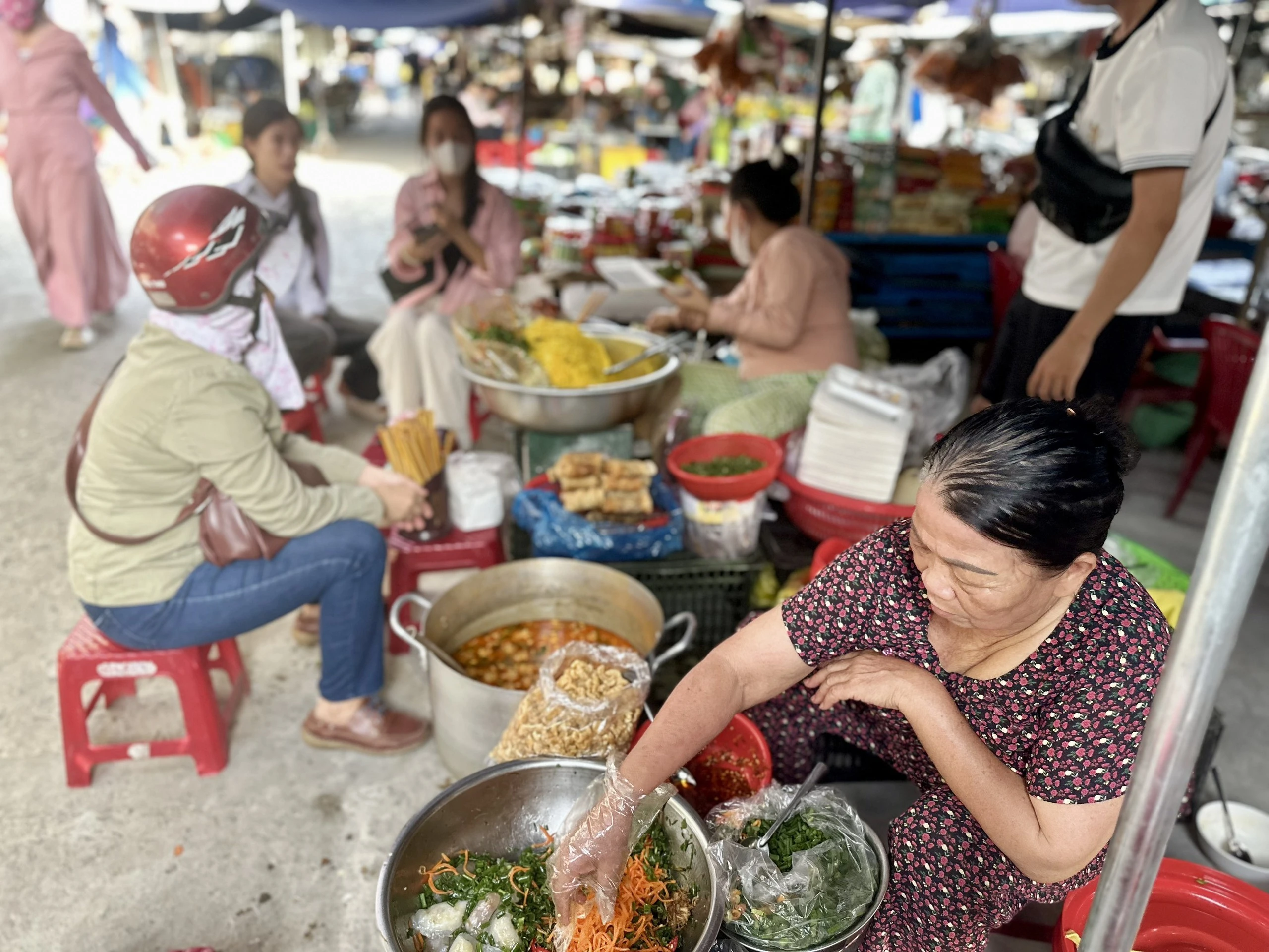 50.000 đồng 'ăn hàng' xả láng ở chợ Huế