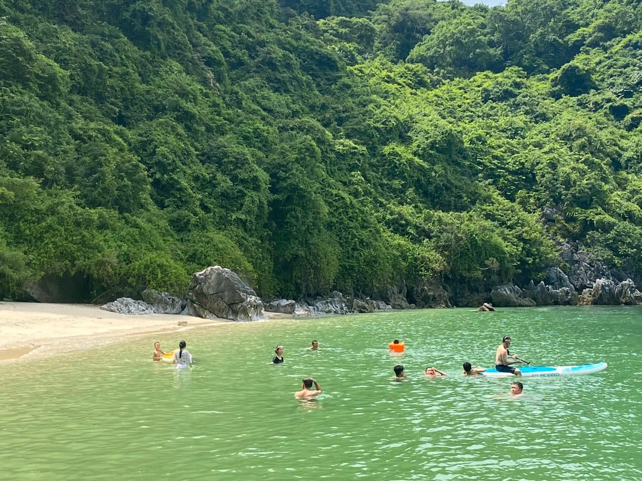Bát nháo du lịch 'chui' trên vịnh Bái Tử Long