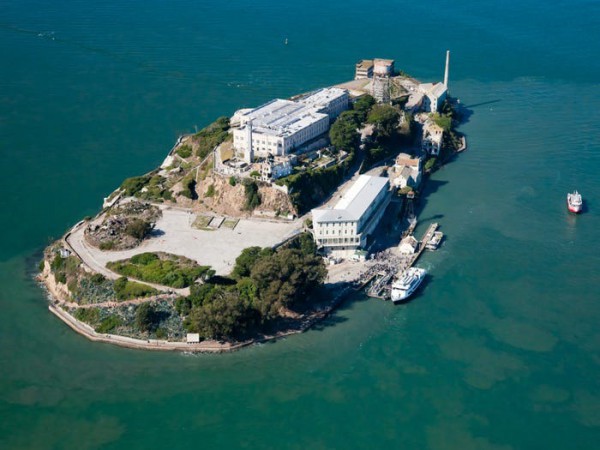 Bên trong hòn đảo khét tiếng nơi ông Trump muốn mở cửa nhà tù Bên trong hòn đảo khét tiếng nơi ông Trump muốn mở cửa nhà tù