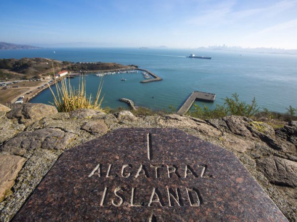 Bên trong hòn đảo khét tiếng nơi ông Trump muốn mở cửa nhà tù Bên trong hòn đảo khét tiếng nơi ông Trump muốn mở cửa nhà tù