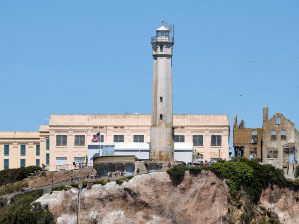 Bên trong hòn đảo khét tiếng nơi ông Trump muốn mở cửa nhà tù Bên trong hòn đảo khét tiếng nơi ông Trump muốn mở cửa nhà tù