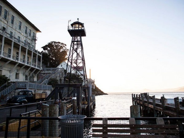 Bên trong hòn đảo khét tiếng nơi ông Trump muốn mở cửa nhà tù Bên trong hòn đảo khét tiếng nơi ông Trump muốn mở cửa nhà tù