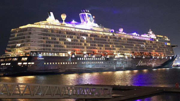 Bên trong siêu du thuyền mắc kẹt trên biển giữa chiến sự Trung Đông Bên trong siêu du thuyền mắc kẹt trên biển giữa chiến sự Trung Đông