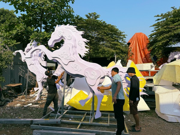 Bên trong xưởng làm linh vật ngựa cho Đường hoa Nguyễn Huệ 2026