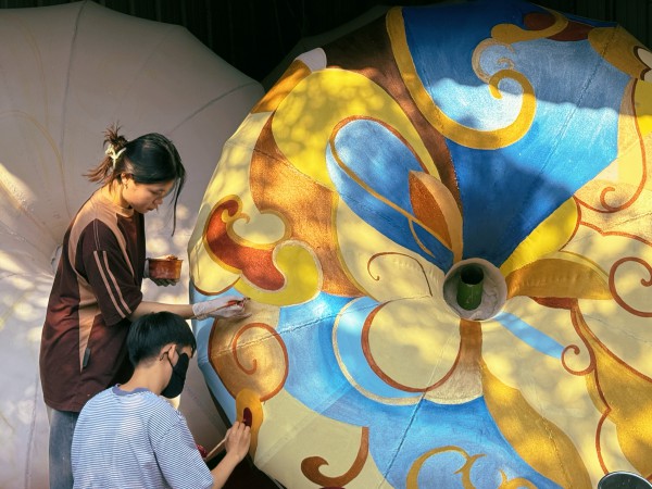 Bên trong xưởng làm linh vật ngựa cho Đường hoa Nguyễn Huệ 2026