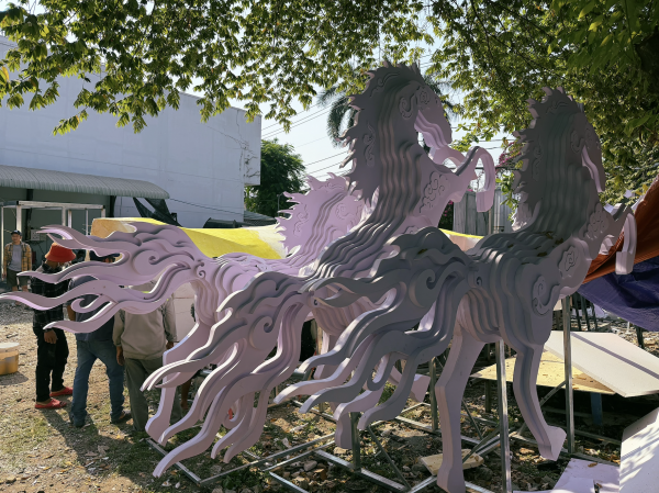 Bên trong xưởng làm linh vật ngựa cho Đường hoa Nguyễn Huệ 2026