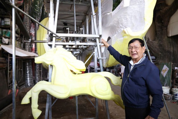 Bên trong xưởng làm linh vật ngựa cho Đường hoa Nguyễn Huệ 2026