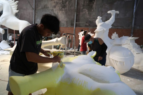 Bên trong xưởng làm linh vật ngựa cho Đường hoa Nguyễn Huệ 2026