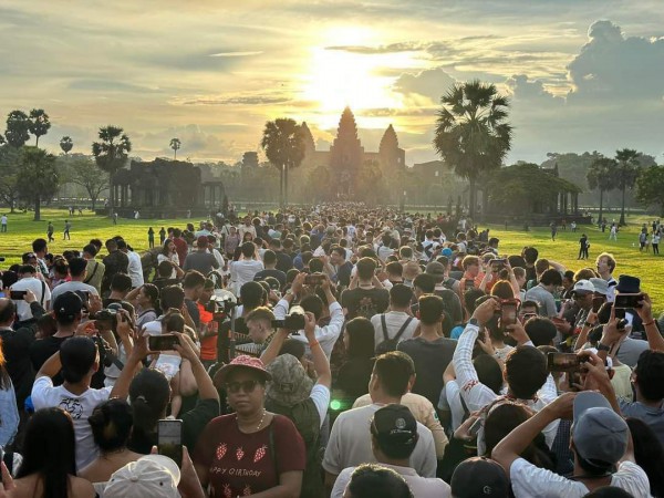 Bí ẩn mặt trời mọc trên đỉnh đền Angkor vào thời điểm ngày và đêm bằng nhau